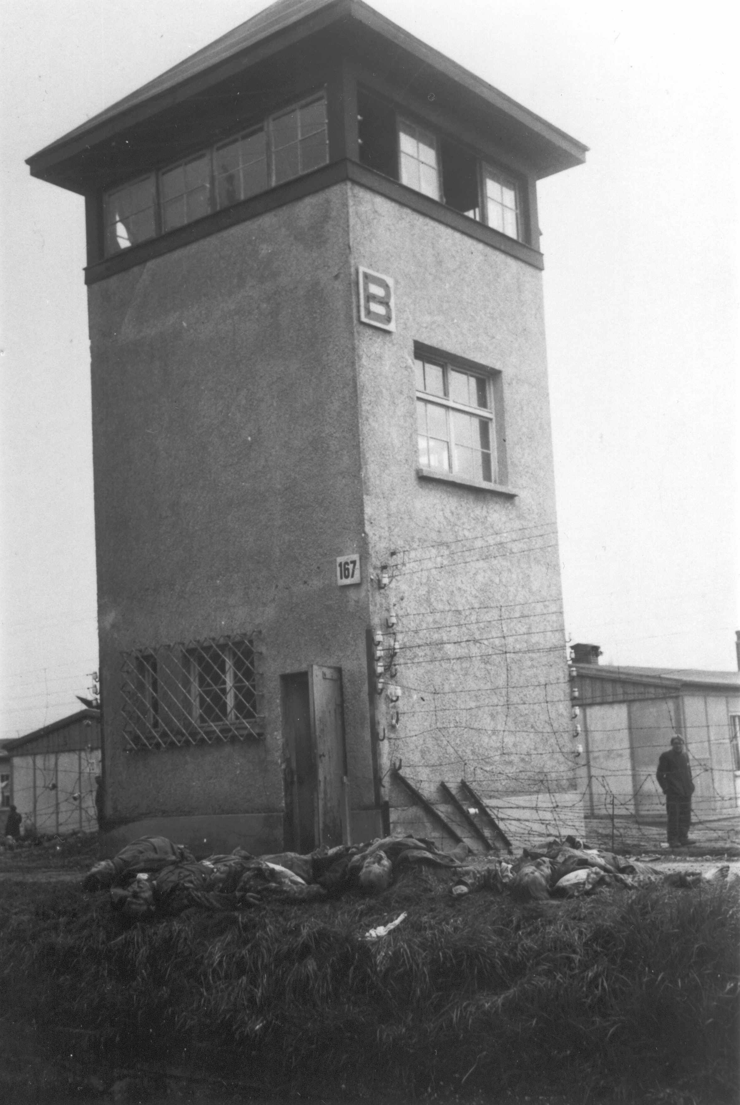 http://upload.wikimedia.org/wikipedia/commons/f/f8/Dachau_wachtower_b_1945-04.jpg
